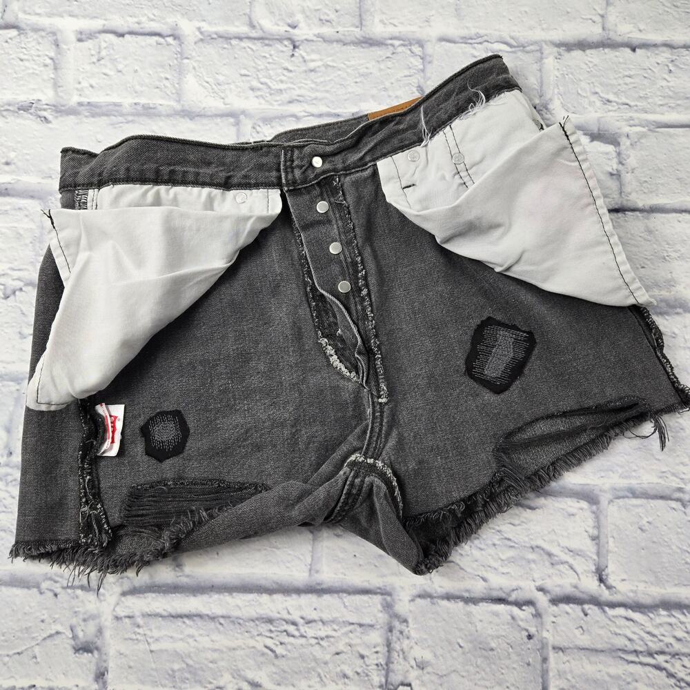 Iconic Women's Levi Premium 501 Black Denim Cutoff Shorts Faded Distressed sz 30 - Picture 10 of 16